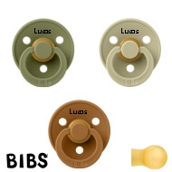 BIBS Colour Sutter med navn, Olive, Caramel, Khaki, Runde latex str 2, Pakke med 3 sutter